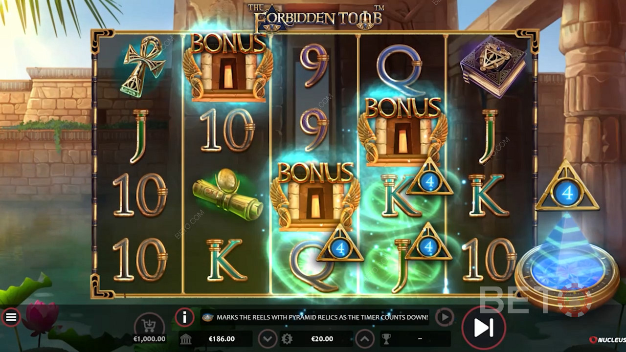 在Nucleus Gaming出品的The Forbidden Tomb電玩遊戲中使用 5 到 10 個 Wild 觸發免費旋轉